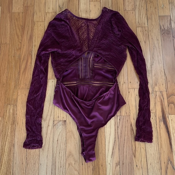 GUC Windsor Burgundy open back cut out lace plunge bodysuit - Picture 2 of 4